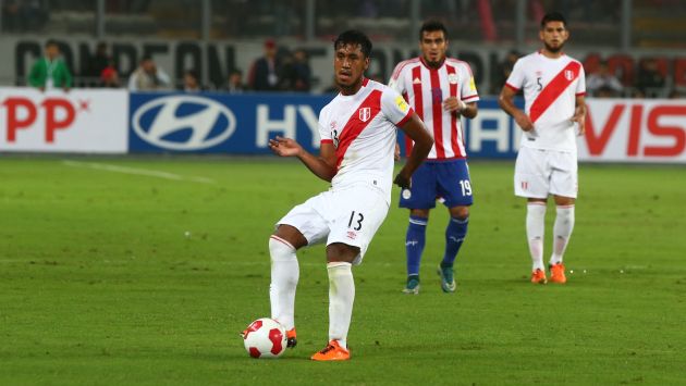 Renato Tapia, volante de la selección peruana, fue sorprendido por hincha. (USI)