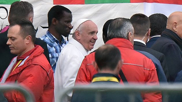 Papa Francisco lavó los pies a refugiados en Jueves Santo. (AFP)