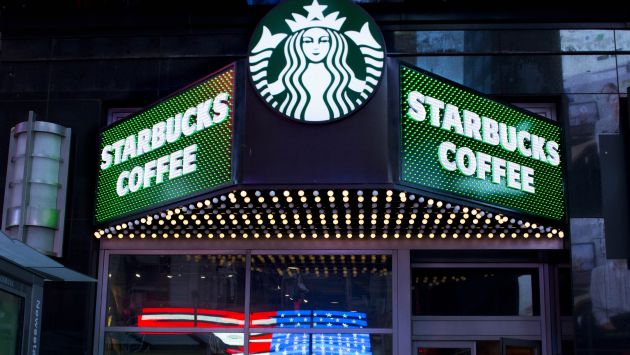 Starbucks donará los alimentos que no venda a personas necesitadas. (AP)
