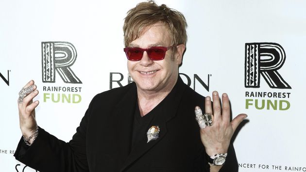 Elton John fue denunciado por acoso sexual. 