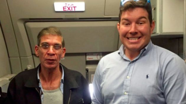 Este es el pasajero británico que se hizo una foto con el secuestrador del EgyptAir. (Twitter/@Journo_Paul)