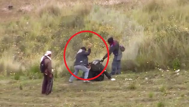 Huancavelica: Mira la brutal agresión a efectivo policial en tercer día de paro indefinido. (Captura/YouTube)