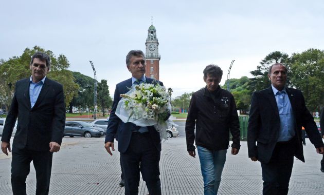 El presidente Mauricio Macri presentó un arreglo florar en homenaje a los caídos en la Guerra de las Malvinas (AFP).