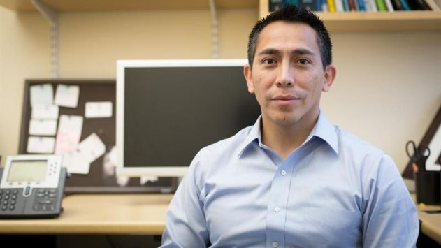 Científico peruano recibió prestigioso premio por su aporte a la cura del cáncer. (EFE)