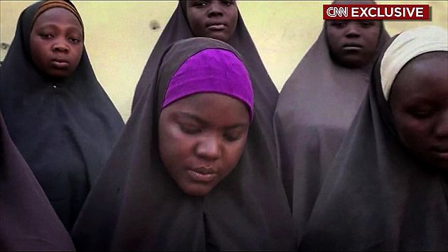 Boko Haram manda prueba de vida de niñas que secuestraron hace 2 años en Chibok. (AFP)