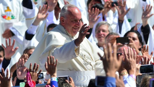 Papa Francisco regresó al Vaticano acompañado de 12 refugiados sirios. (EFE)