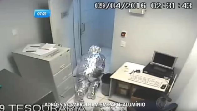 Intentaron burlar alarma de un banco vistiendo un traje de papel aluminio. (YouTube/SóNoticias)