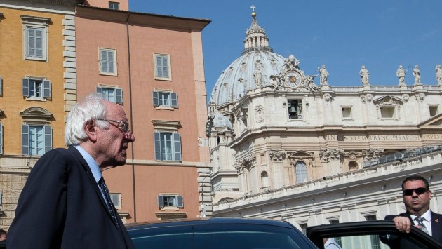 Papa aclaró que solo saludó a Bernie Sanders y que no se inmiscuye en política. (ABC)