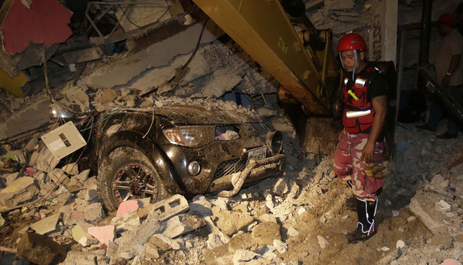 Ecuador: Al menos 246 muertos y 2,527 heridos por terremoto de 7,8 grados [Fotos]