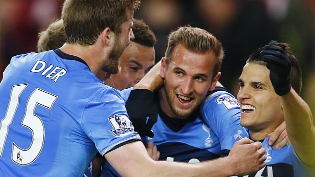 Tottenham venció 4-0 a Stoke City y se puso a cinco puntos del líder Leicester. (Reuters)