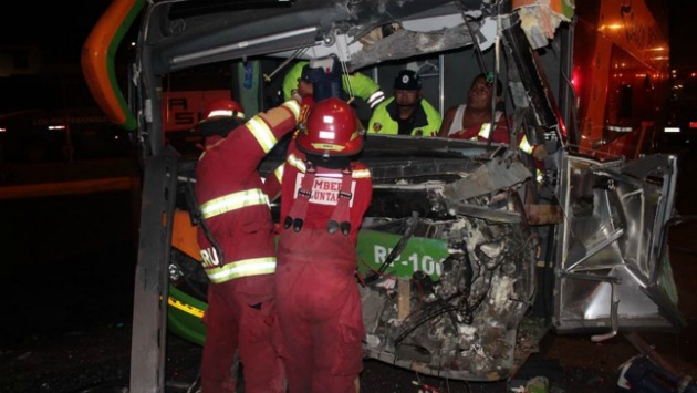 El chófer de Ronco Perú, Martín Mizama quedó atrapado entre los fierros retorcidos del vehículo. (Agencia Andina)