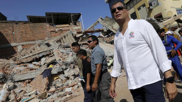 Rafael Correa amenaza a mujer con detenerla si sigue llorando tras terremoto en Ecuador. (Reuters)