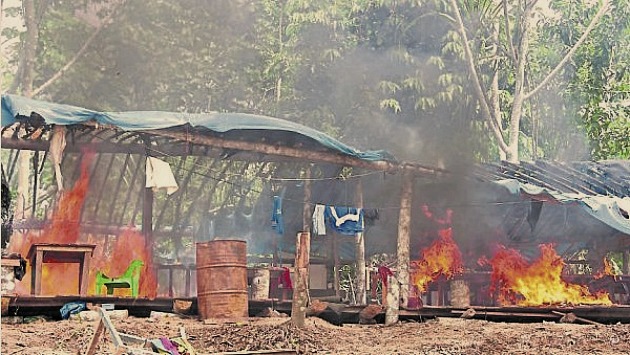 Madre de Dios: Campamento fue incendiado. (Andina)
