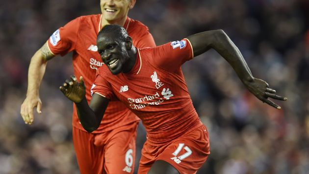 Mamadou Sakho, defensa del Liverpool, fue suspendido 30 días. (AFP)