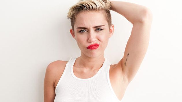Miley Cyrus se equivocó al mencionar nuevo tatuaje. (Posta)