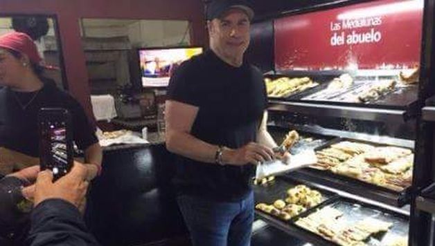 John Travolta está en Argentina y se fue de compras a una panadería. (TWITTER)