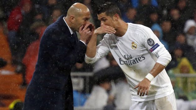 El delantero del Real Madird, Cristiano Ronaldo llenó de halagos a Zinedine Zidane. (EFE)
