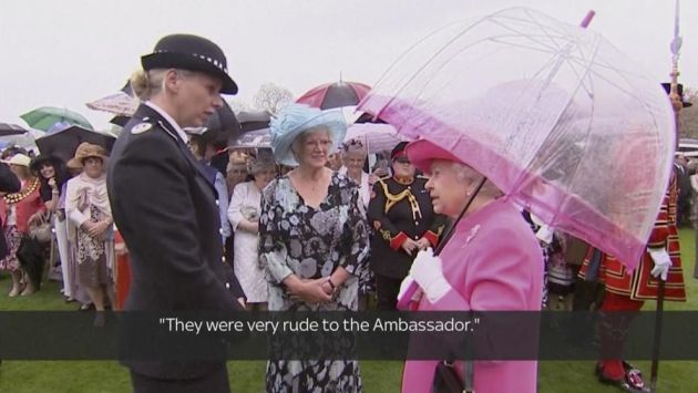 Reina Isabel II fue grabada llamando "maleducados" a delegación china. (YouTube)