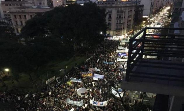 Sindicatos estudiantes marchan por las principales calles de Argentina (politicargentina.com)