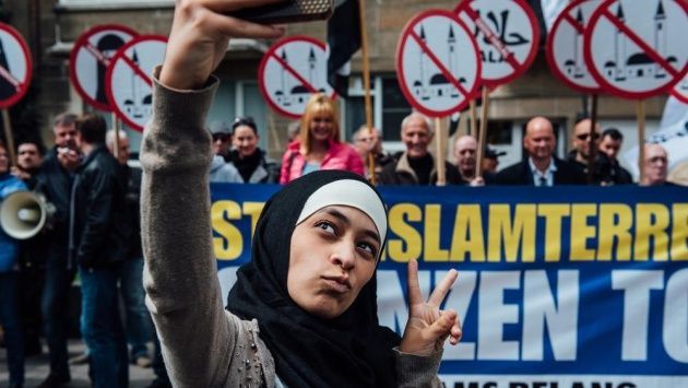 Bélgica: Esta musulmana se tomó selfies frente una manifestación antiislámica y la dejó en ridículo. (Twitter/@rabiosaaloca)