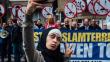 Bélgica: Esta musulmana se tomó selfies frente una manifestación antiislámica y la dejó en ridículo

