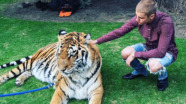 Justin Bieber despertó la furia de PETA tras posar con animales exóticos en cautiverio. (@justinbieber)