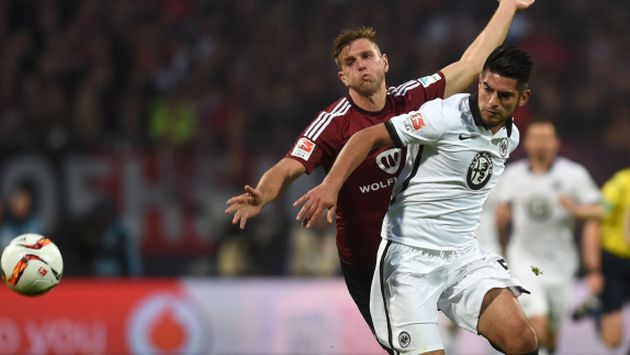 Eintracht Frankfurt de Carlos Zambrano venció 1-0 a Nuremberg. (AFP)