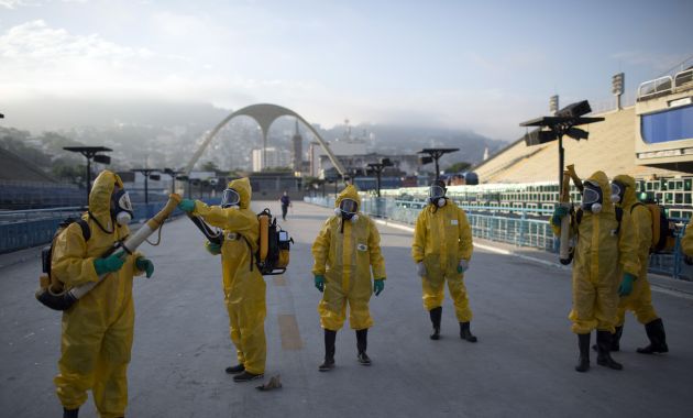 Funcionarios de Salud rocían insecticida en los alrededores de estadios en Río de Janeiro (AP).
