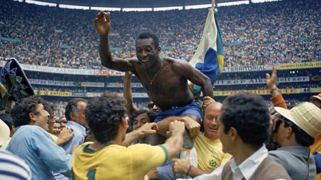 Mítica foto de 'O Rei' al lograr el mundial de fútbol de México el 21 de junio 1970. Luego, se retiró del deporte rey (Foto: AP)