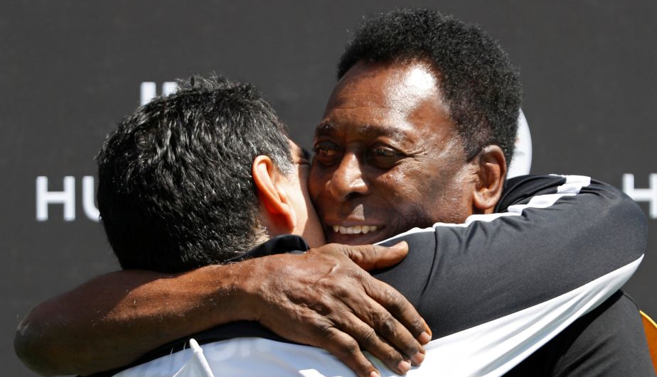 Pelé y Diego Maradona estuvieron en París y con un abrazo terminaron su 'enemistad' de varios años