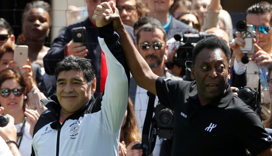 Pelé y Diego Maradona estuvieron en París y con un abrazo terminaron su 'enemistad' de varios años