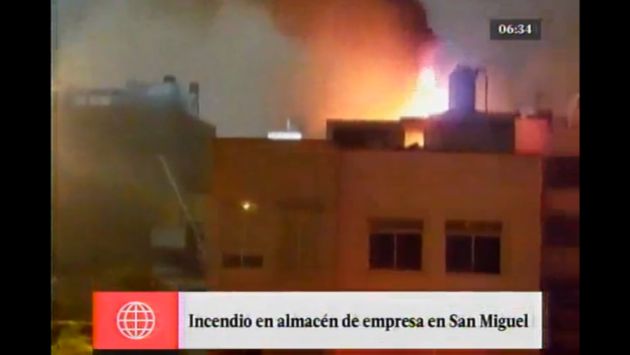 Incendio consumió almacén de empresa de alimentos para animales en San Miguel. (América Noticias)