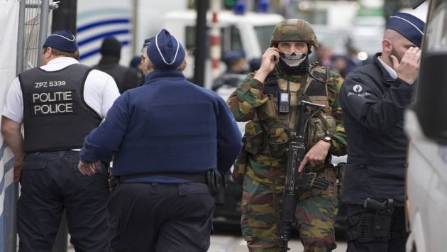 Bruselas: Hombre usó falso cinturón explosivo para generar alarma en centro comercial. (AP)