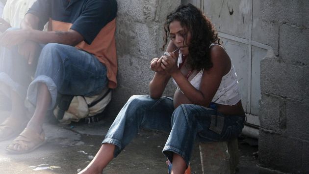 Preocupante. Desde hace cinco años, viene creciendo la demanda de drogas en las mujeres. (Reuters)