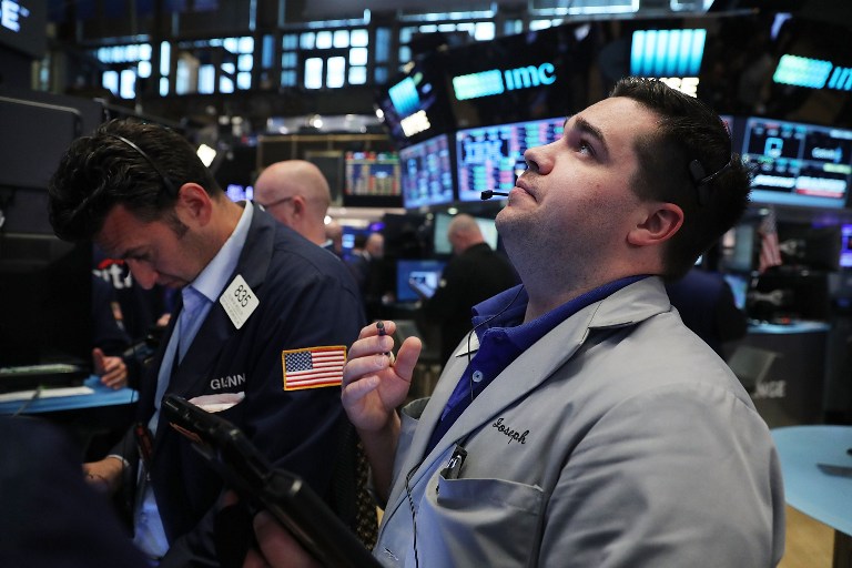 Empleados del New York Stock Exchange (NYSE) siguiendo las votaciones del Brexit. (AFP) 