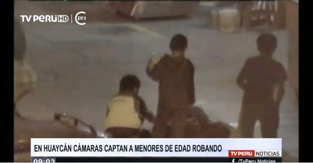 Ate: Captan a niños robando a hombre que se durmió en la vía pública. (TVPerú)