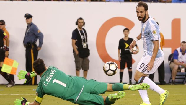 Gonzalo Higuaín sumó otro capítulo a su historial de goles fallados en finales con Argentina. (AP)