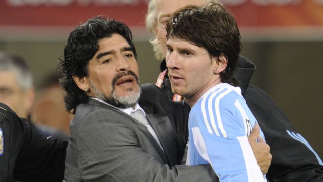 Diego Maradona pidió que dejen en paz a Lionel Messi. (AFP)