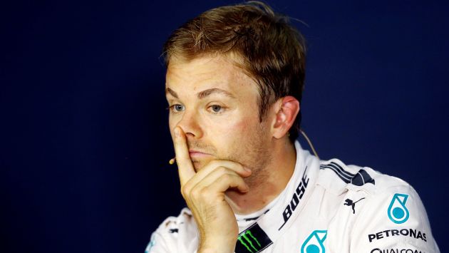 Nico Rosberg fue sancionado por chocar a Lewis Hamilton en Gran Premio de Austria. (Reuters)
