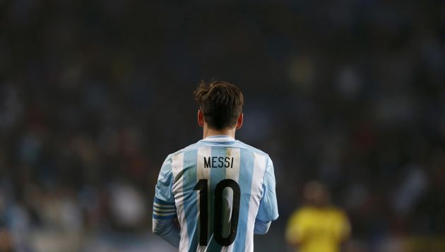 Lionel Messi falló un tiro en la tanda de penales durante la final contra Chile. ()