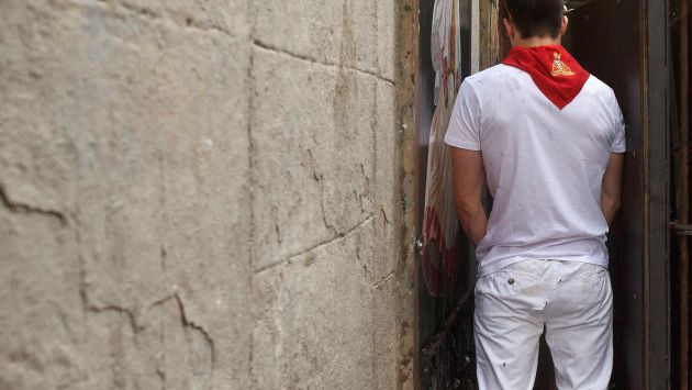 La Fiesta de San Fermín, en Pamplona, atrae a miles de maleducados que orinan en las calles. (Referencial/Los Replicantes)  