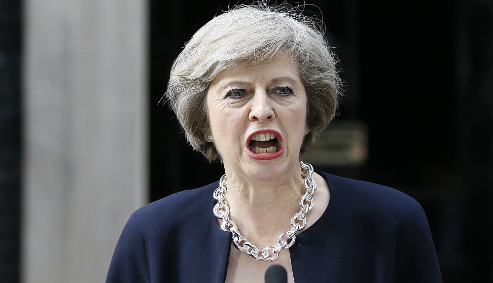 Theresa dio declaraciones en residencia oficial de Downing Street tras recibir el encargo de Isabel II de formar gobierno. (AP)