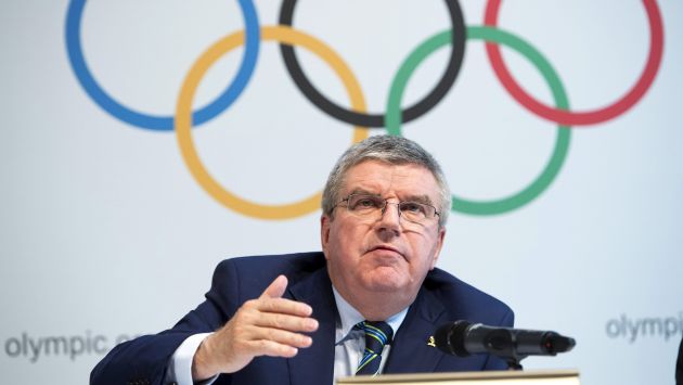 El presidente del COI, Thomas Bach, da una rueda de prensa sobre los países que cumplen o no los requisitos para participar en Río 2016. (EFE)
