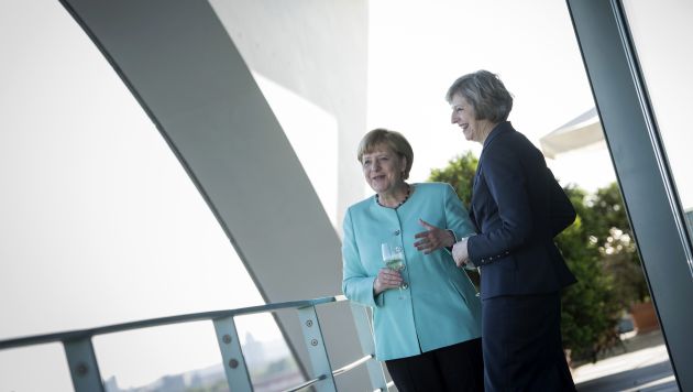 Reunidas. Theresa May llegó a Berlín para encuentro con Merkel. (EFE)
