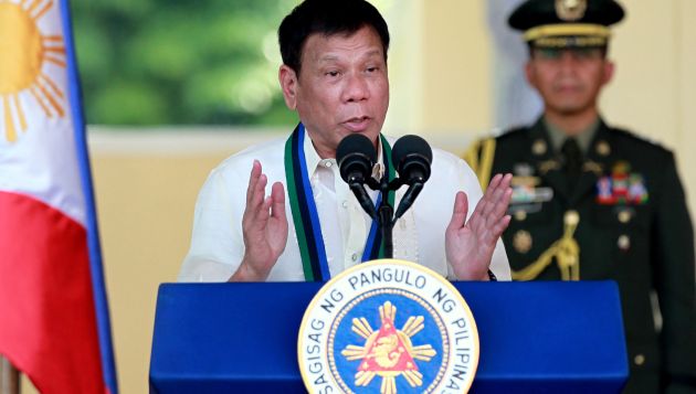 El nuevo mandatario filipino le ha declarado la guerra a la delincuencia impulsando medidas que están fuera de la ley. (AP)