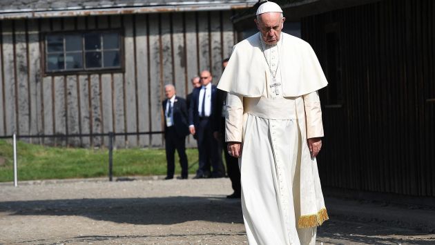 Papa Francisco recorrió en silencio el campo de exterminio de Auschwitz, en Polonia. (EFE)