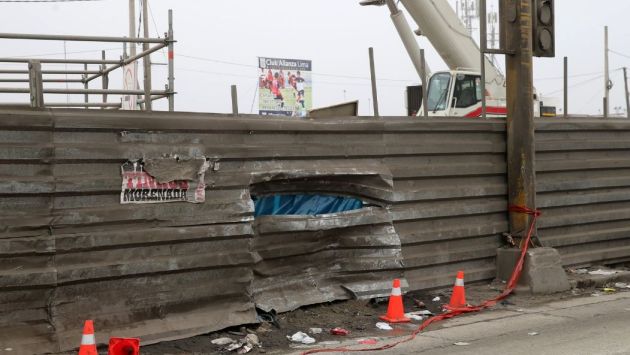 Santa Anita: Taxista murió al caer con su auto a pozo de obras del Metro de Lima tras ser chocado. (Andina)