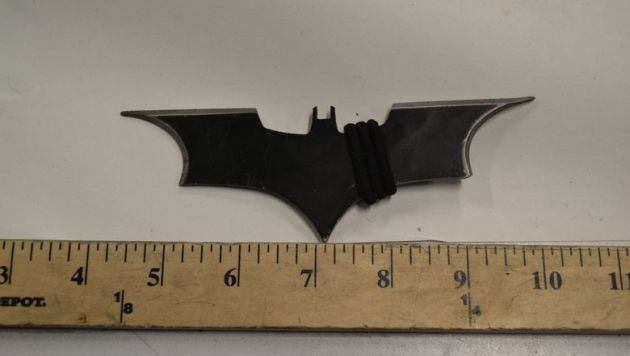 Esta es la 'batarang' utilizada por el sujeto. (Foto Seattle Police)