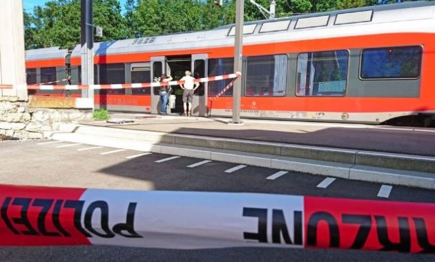 Un hombre de 27 años hirió a seis personas, entre ellas, un niño al atacar con un cuchillo a los pasajeros de un tren. (Twitter)