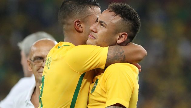 Neymar empieza a saldar cuentas con su selección. Ahora le ha otorgado una medalla de oro a su país. (EFE)